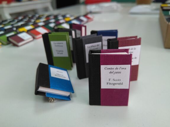 Spille a forma di libri in carta pregiata - PetiteBox.it