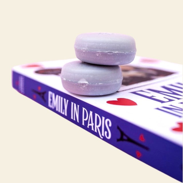 "Emily in Paris" di Catherine Kalengula - Petite Box Letteraria