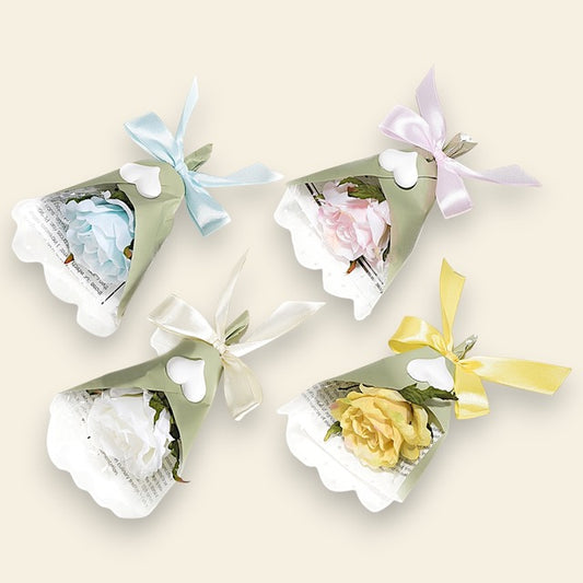 Bouquet in carta con rosa in stoffa, cuore in gesso e fiocco