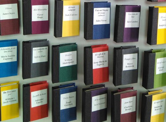 Spille a forma di libri in carta pregiata - PetiteBox.it