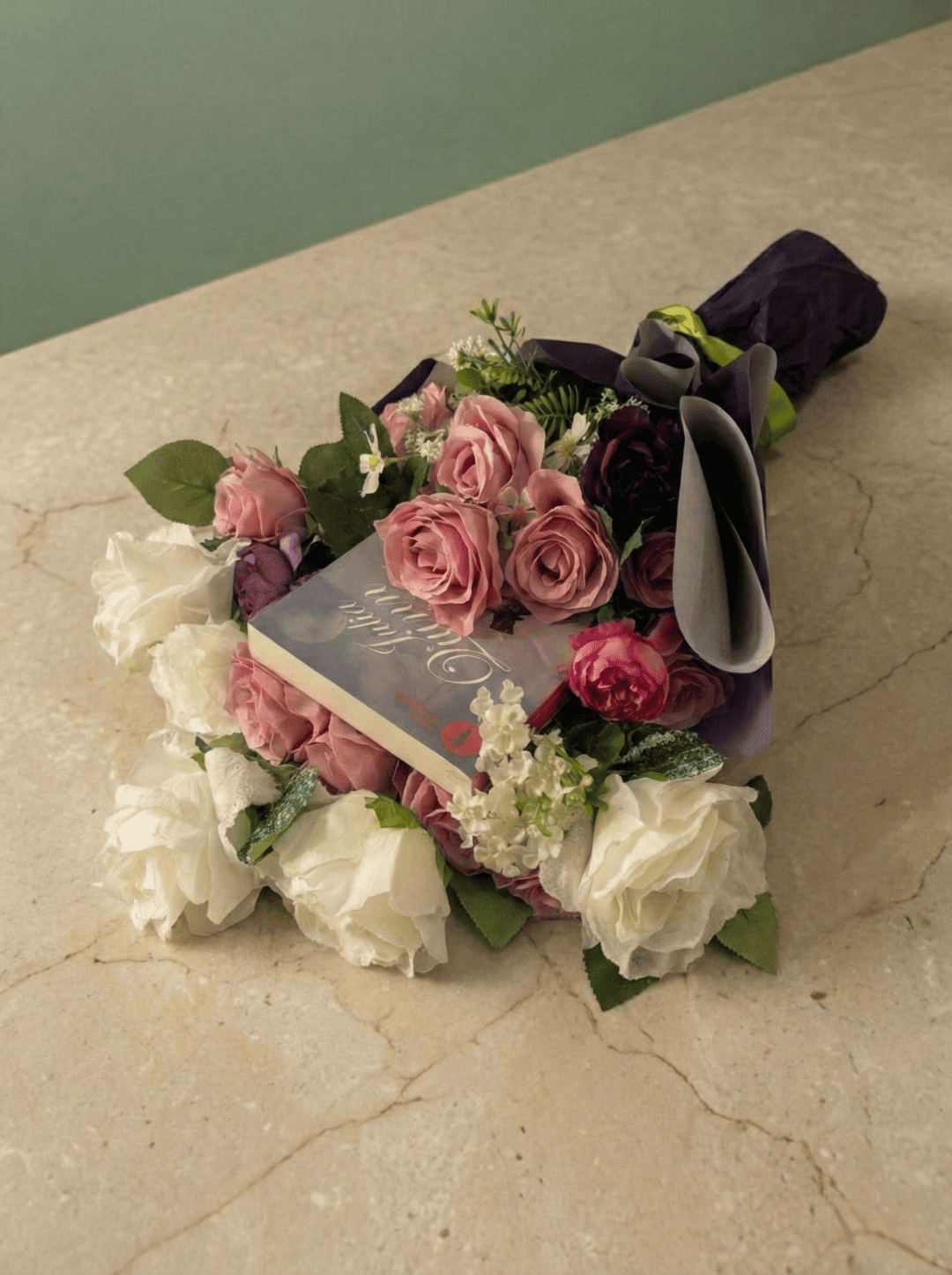 Book bouquet artigianale con tulipani artificiali realistici e nastro verde lime.