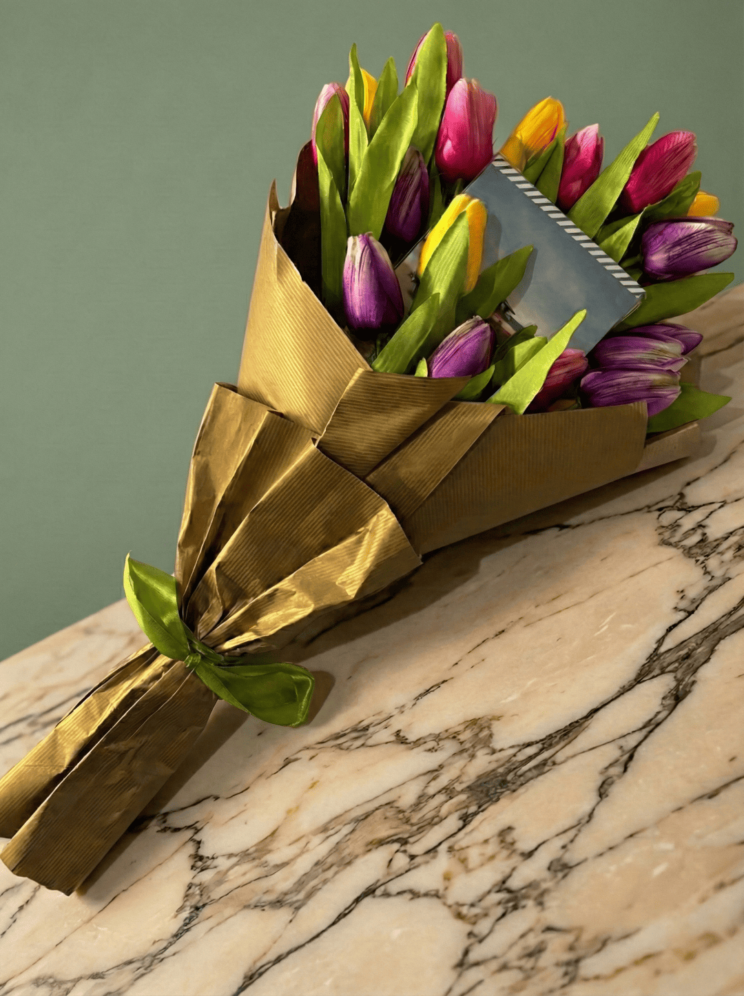 Idea regalo originale per lettori: mazzo di fiori colorati con libro inserito nella composizione.