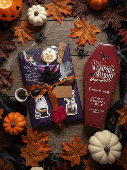 Kit lettura Halloween a sorpresa: tre confezioni con libri e accessori a tema.

