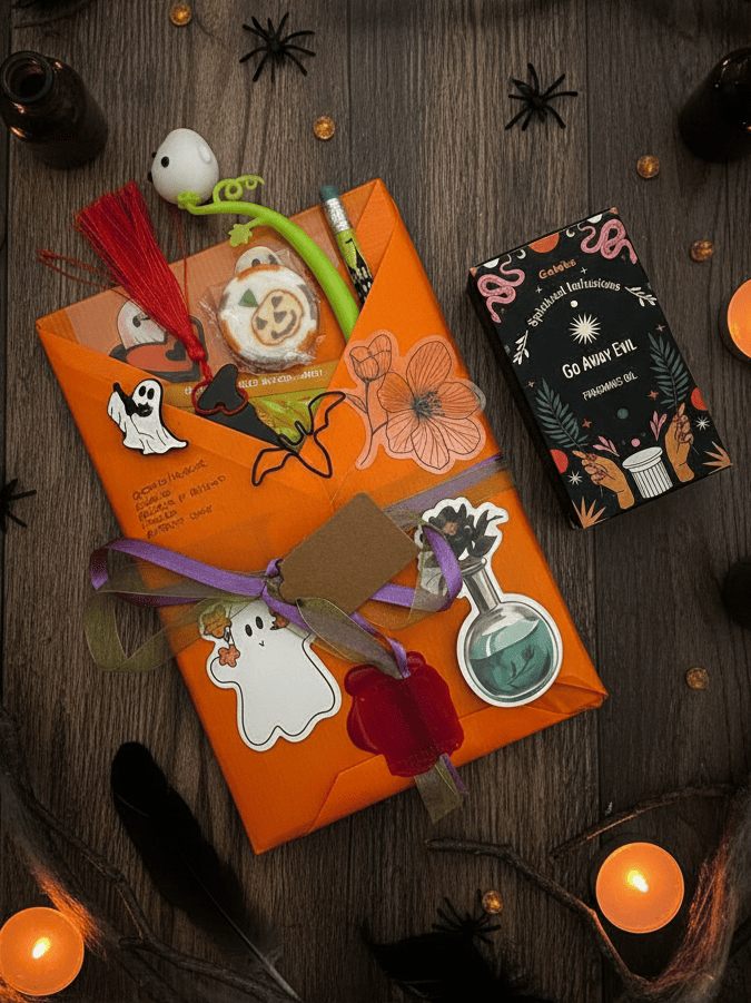 Scatole regalo a tema Halloween con libri misteriosi e dolcetti.


