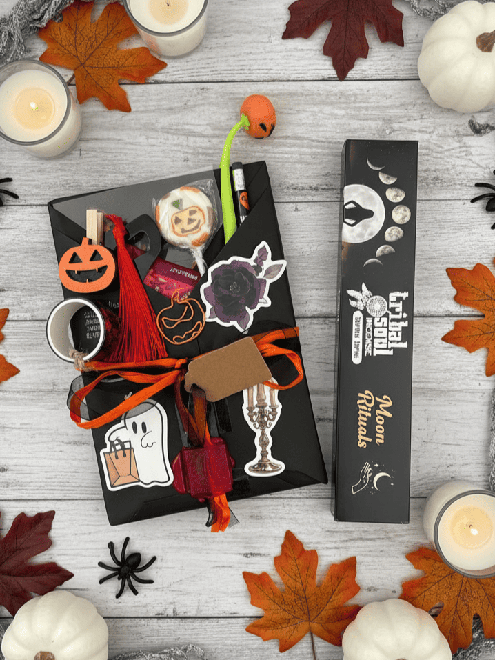 Bundle di libri misteriosi di Halloween, presentati come regali spettrali.

