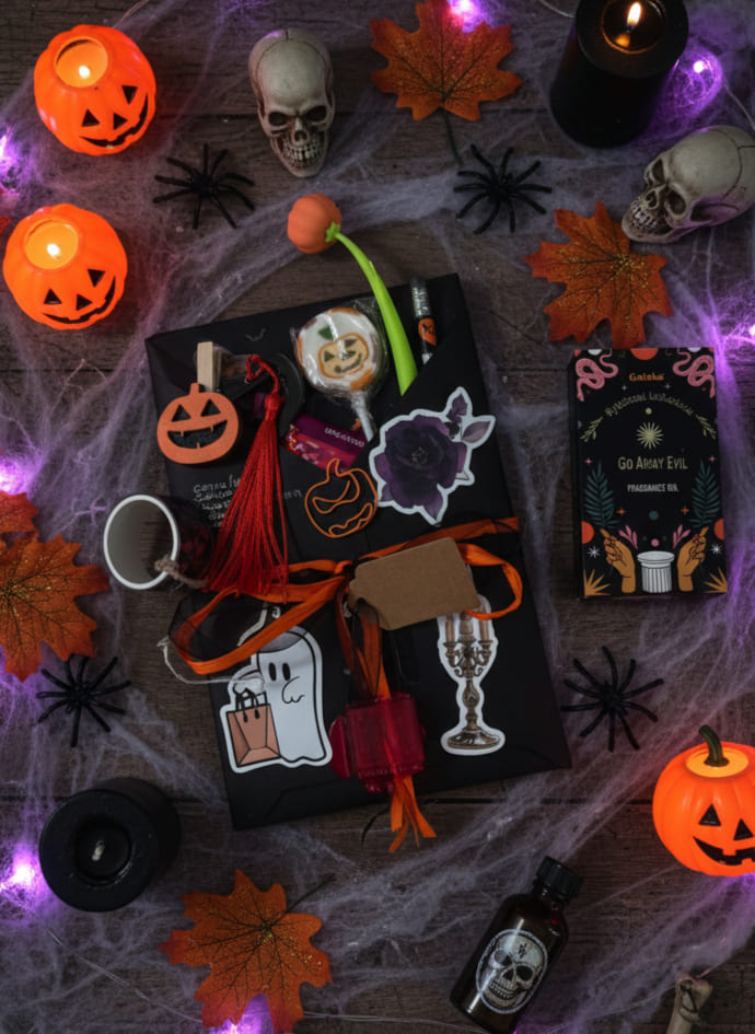 Un allestimento di prodotti che include tre libri misteriosi per Halloween, presentati in pacchetti colorati e legati con nastri, perfetti per un'esperienza di lettura a sorpresa.

